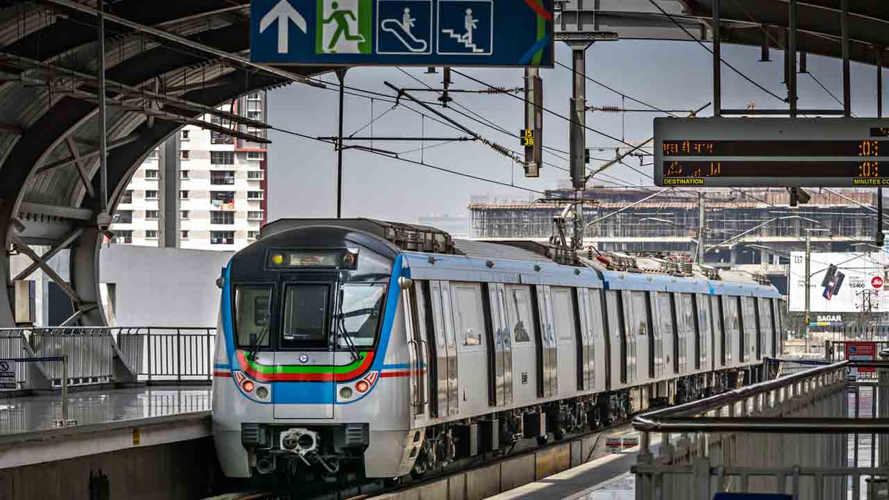 హైదరాబాద్‌ మెట్రో ట్రాక్‌పై యువకుడు హల్‌చల్‌..