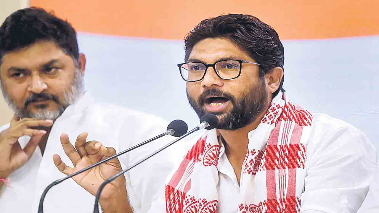 పీఎంవోలో గాడ్సే భక్తులు.. గుజరాత్‌ ఎమ్మెల్యే మేవానీ వ్యాఖ్యలు