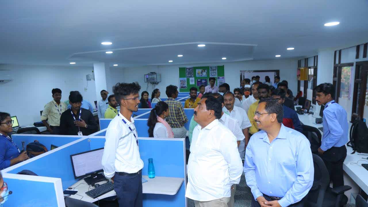 పబ్బుల్లో తిరిగే రాహుల్ గాంధీకి రైతుల గురించి మాట్లాడే హక్కు లేదు:  మంత్రి ఎర్ర‌బెల్లి ద‌యాక‌ర్‌రావు