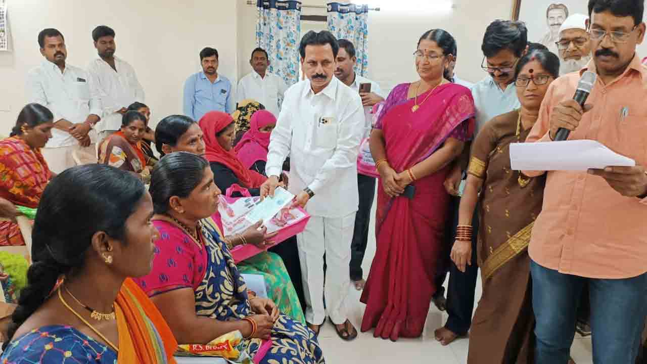 సంక్షేమ పథకాల స్ఫూర్తి  ప్రదాత సీఎం కేసీఆర్ : ఎమ్మెల్యే రవీంద్ర కుమార్