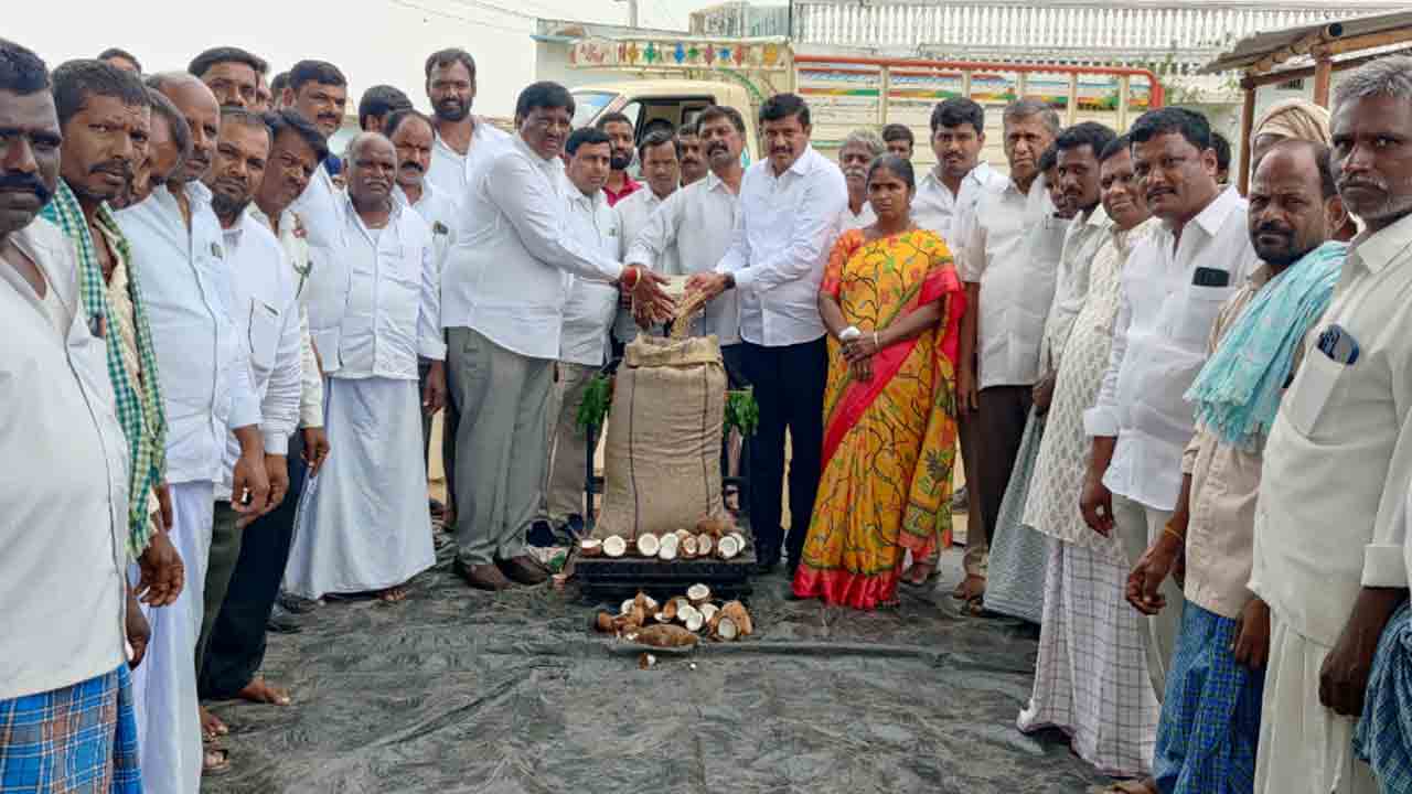 ధాన్యం కొనుగోలు కేంద్రాన్ని ప్రారంభించిన ఎమ్మెల్యే మహేశ్‌రెడ్డి