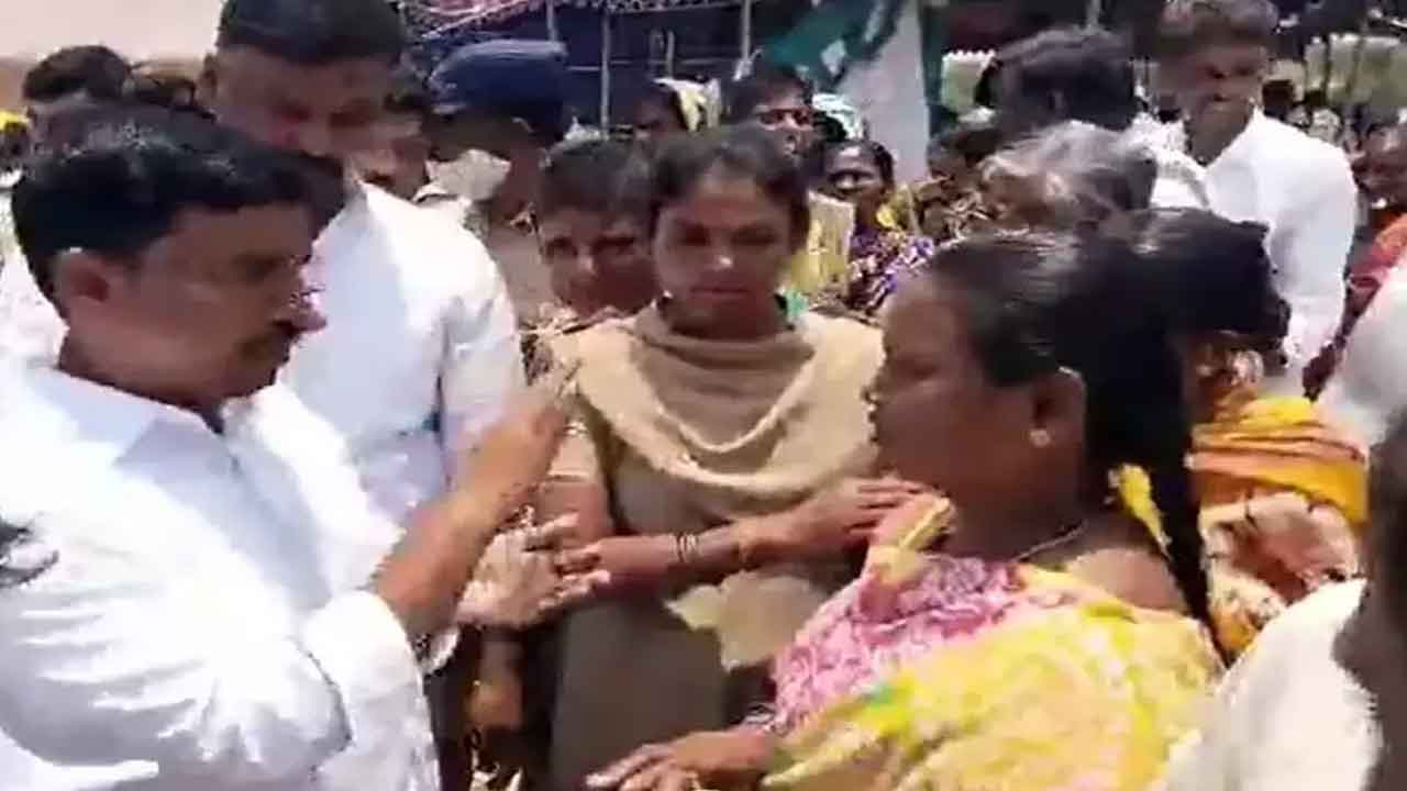 ఏపీలో ఎమ్మెల్యే కారు అడ్డగింత.. సమస్యలు పరిష్కరించాలని ఆగ్రహం