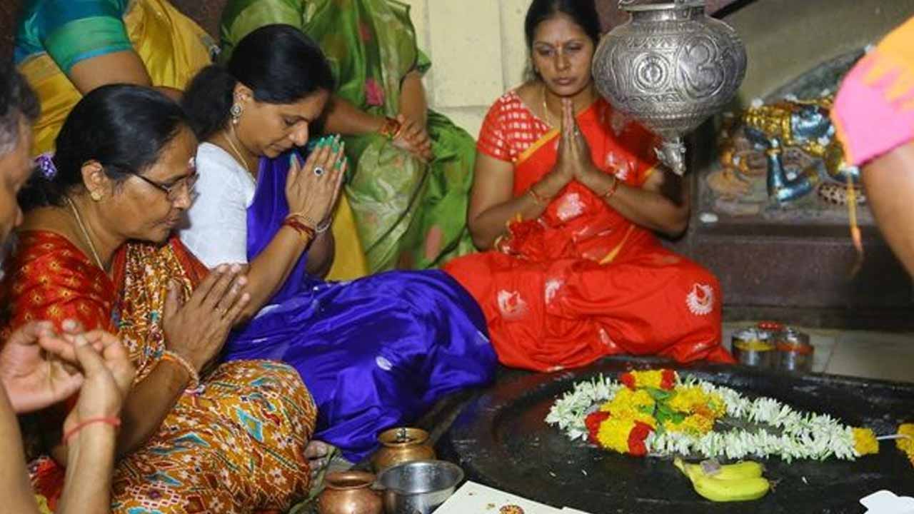 నిజామాబాద్ నీల‌కంఠేశ్వ‌రుడి స‌న్నిధిలో ఎమ్మెల్సీ కే క‌విత పూజ‌లు