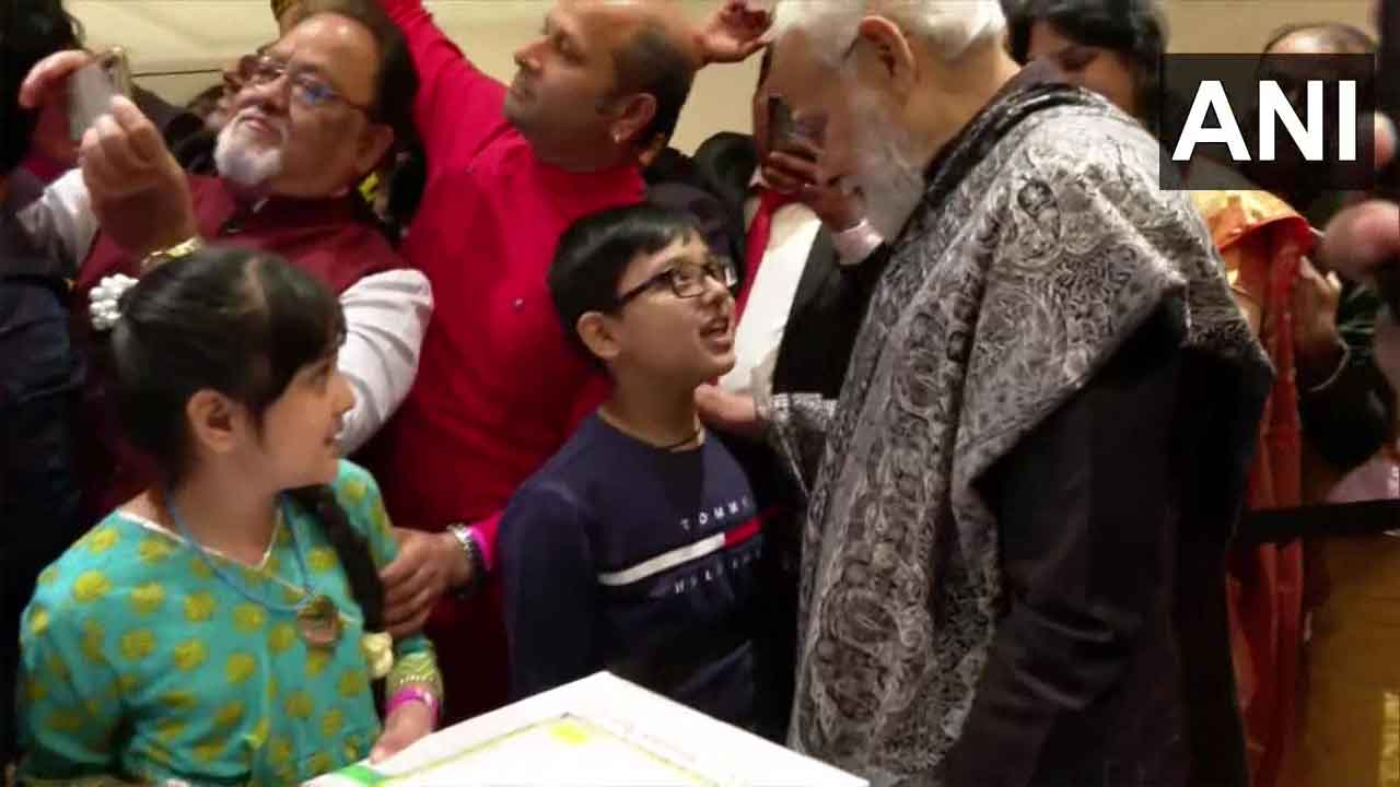 బెర్లిన్‌లో దేశ‌భ‌క్తి పాట పాడిన చిన్నారిని మెచ్చుకున్న మోదీ.. వీడియో