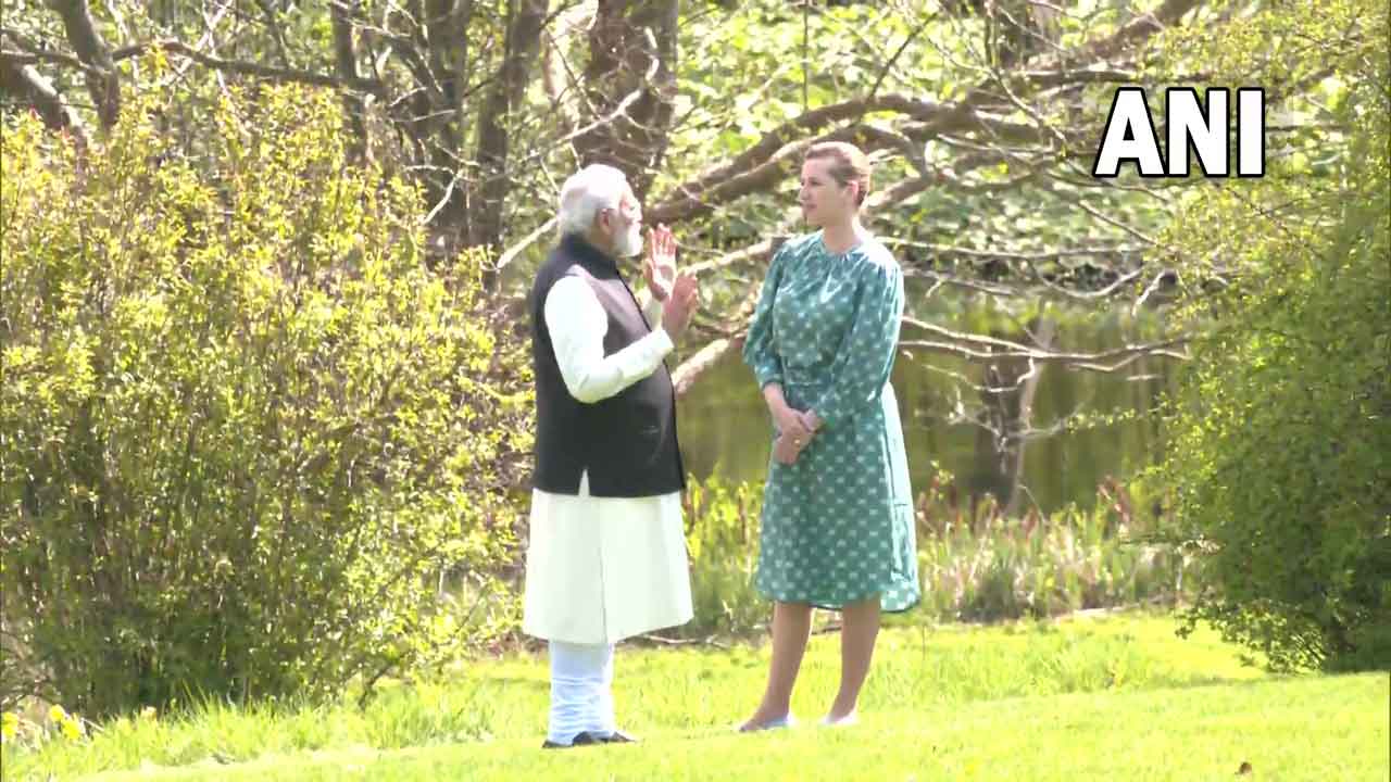 డెన్మార్క్ ప్ర‌ధాని నివాసంలో మోదీ ముచ్చ‌ట్లు.. వీడియో