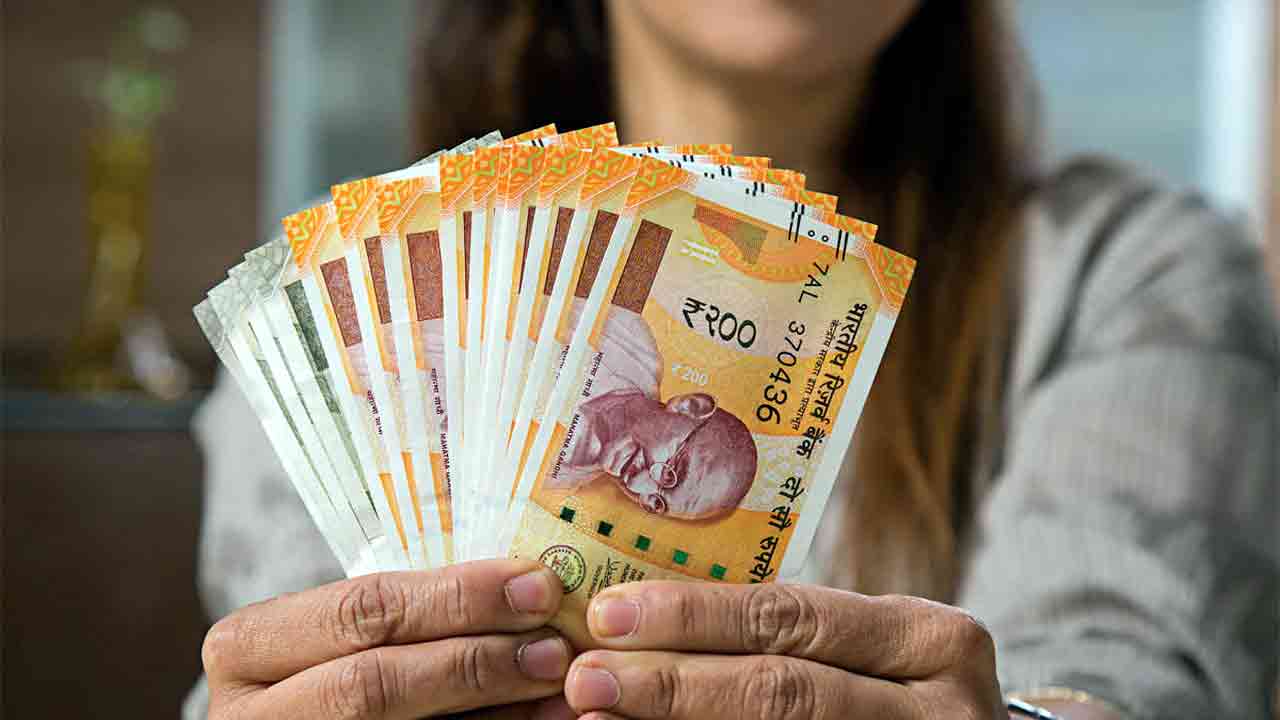 11 లక్షలు పూజలో పెట్టు.. 5 కోట్లు చేసి ఇస్తా.. మాయచేసి డబ్బులు ఎత్తుకెళ్లిన మహిళ