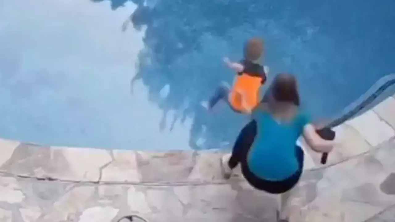 Viral video: కొడుకు ప్ర‌మాదంలో ఉంటే త‌ల్లి ఎలా ర‌క్షించిందంటే.. వైరల్‌గా మారిన వీడియో