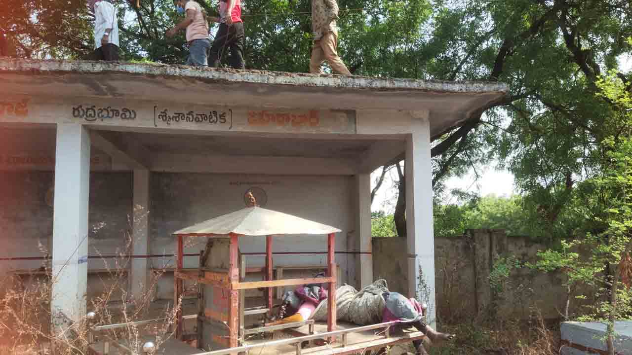 విద్యుత్ షాక్‌తో ఇద్ద‌రు ముస్లిం యువ‌కులు మృతి