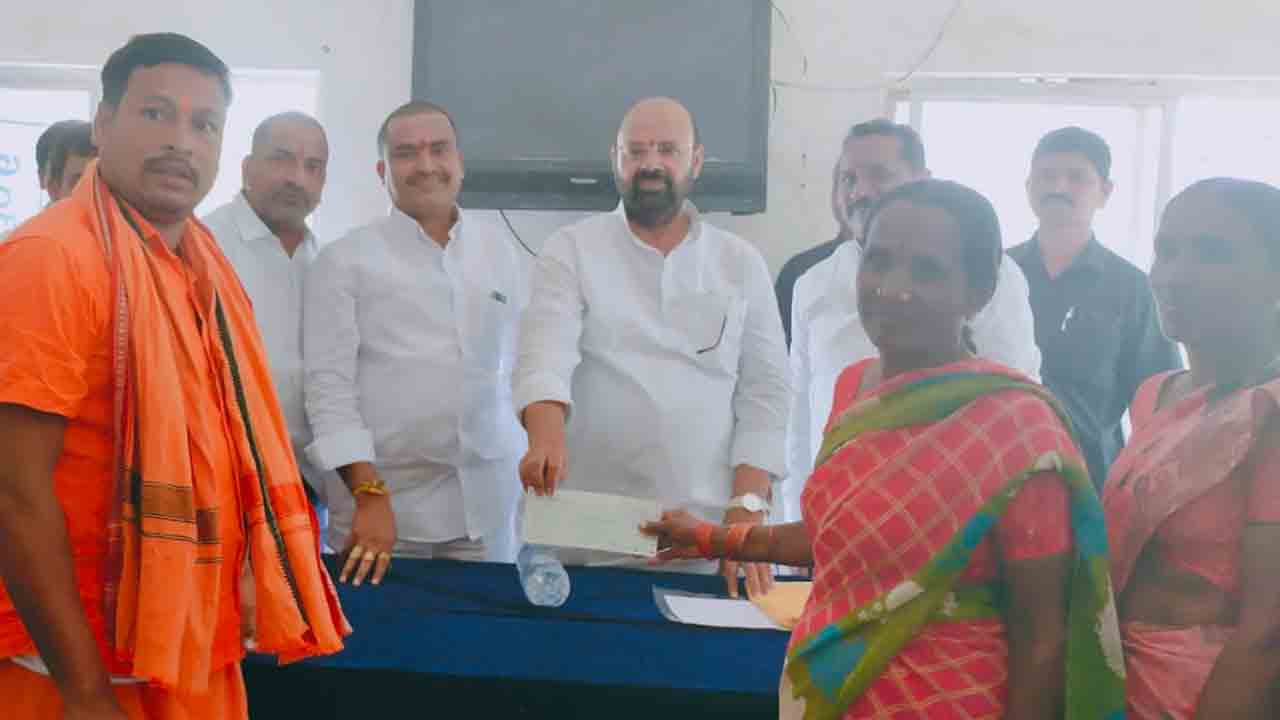 రేవంత్, సంజయ్‌లవి బ్రోకర్‌ మాటలు : ఎమ్మెల్యే ముత్తిరెడ్డి