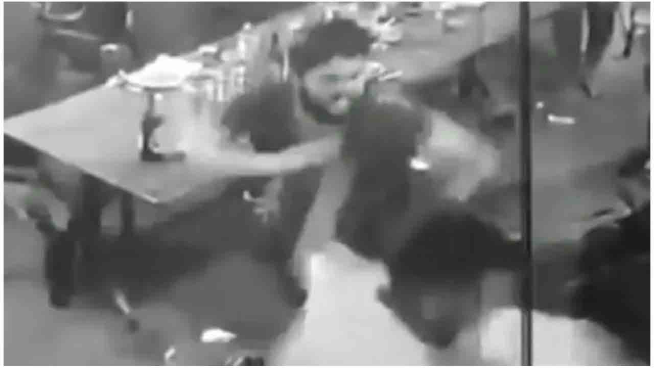 బార్‌లో విధ్వంసం : బీరు బాటిల్స్‌తో వ్య‌క్తిపై ప్ర‌త్య‌ర్ది గ్యాంగ్ దాడి