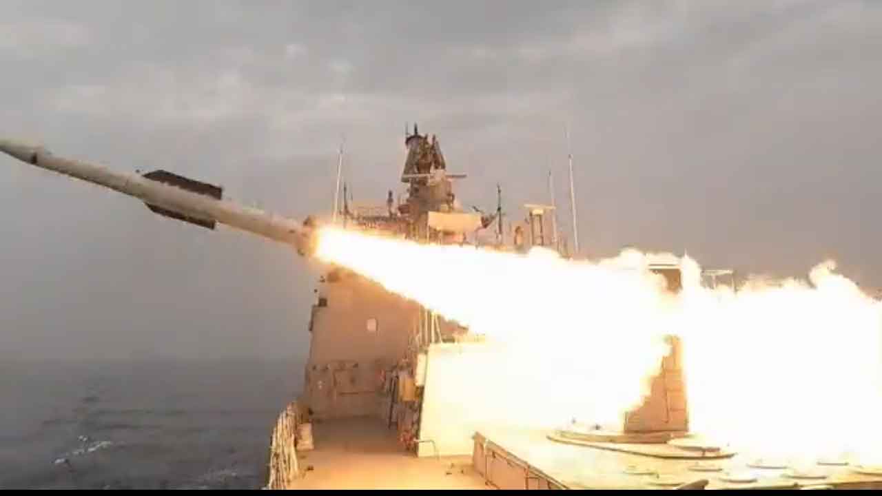 యుద్ధ‌నౌక నుంచి మిస్సైల్‌ను ప‌రీక్షించిన ఇండియ‌న్ నేవీ.. వీడియో