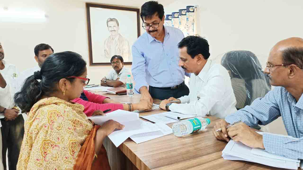 భూ సేకరణ పనులు త్వరగా పూర్తి చేయాలి : ఎమ్మెల్యే రవీంద్ర నాయక్‌