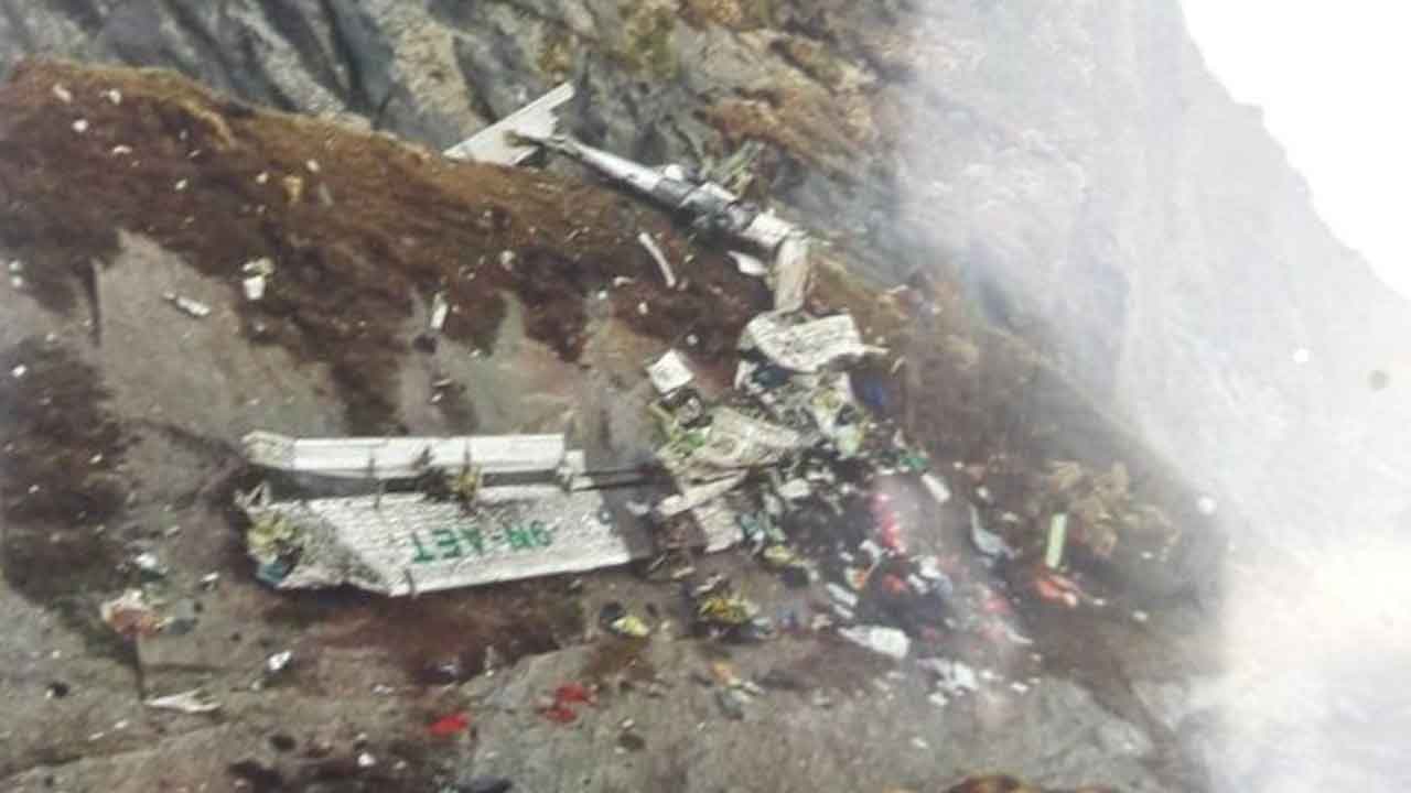 విడిపోయిన జంట క‌ల‌వాల‌నుకుని.. నేపాల్ విమాన ప్ర‌మాదంలో విషాదం