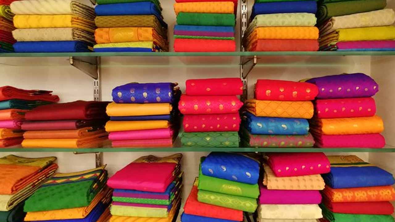 బాగాలేని చీర రిట‌ర్న్‌ తీసుకోని షాపింగ్‌మాల్‌..షాకింగ్ తీర్పునిచ్చిన వినియోగ‌దారుల ఫోరం!!