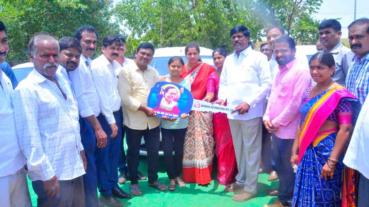 దళిత బంధు యూనిట్లను పంపిణీ చేసిన ఎమ్మెల్యే సుదర్శన్ రెడ్డి