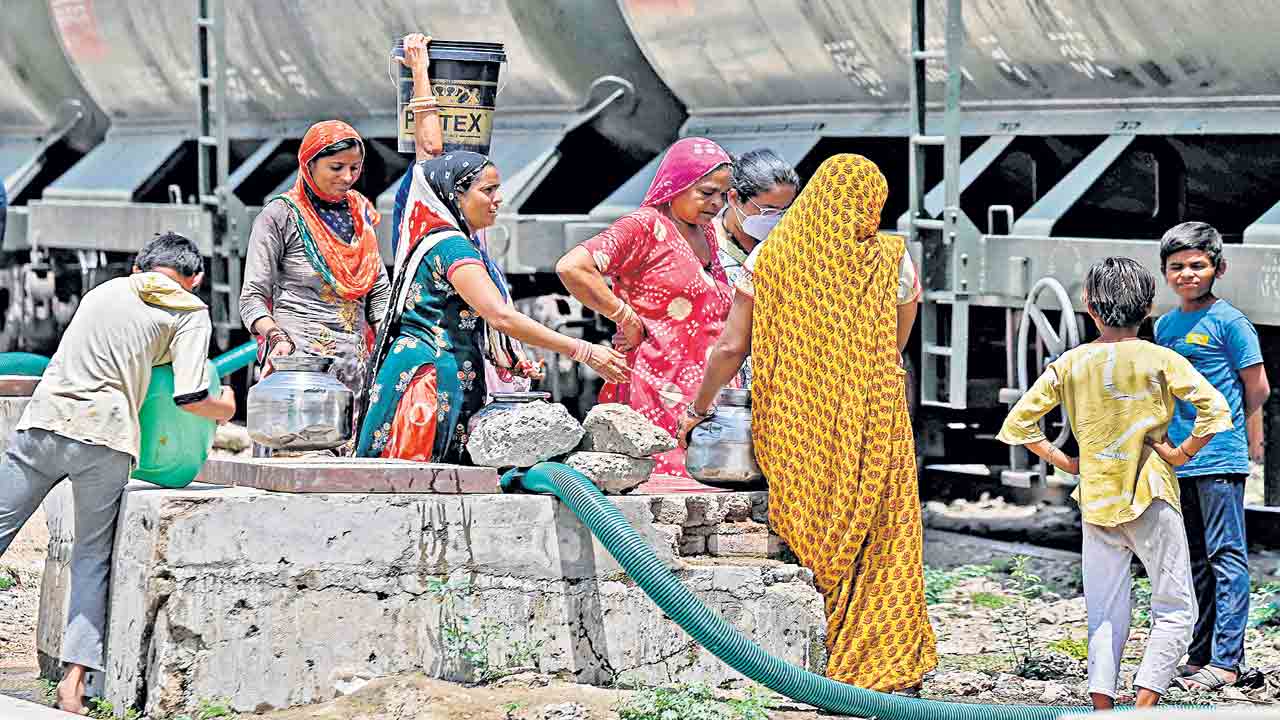 ఊర్లో నీళ్లు లేవని పిల్లను ఇస్తలేరు!