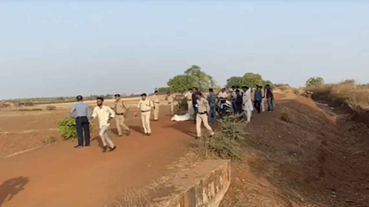 అడ‌విలో ముగ్గురు పోలీసుల్ని కాల్చి చంపిన వేట‌గాళ్లు