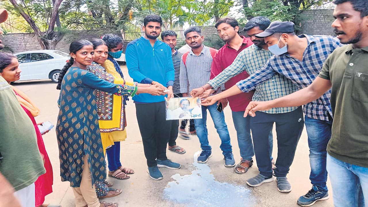 యూనిఫాం కొలువులకు వయోపరిమితి  మరో రెండేండ్లు పెంపు