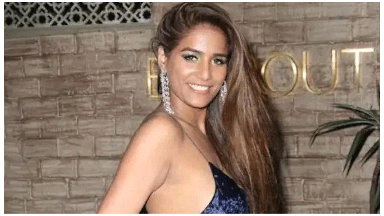 మోడ‌ల్‌, న‌టి పూనం పాండేపై చార్జిషీట్