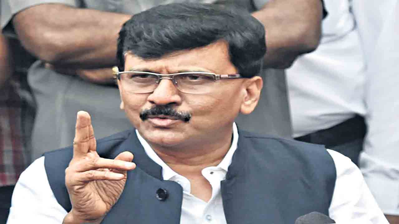 మోదీ హిట్లర్‌ ఫాలోవర్‌: రౌత్‌