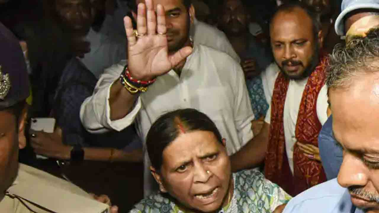 పార్టీ కార్య‌క‌ర్త‌ను కొట్టిన ర‌బ్రీదేవి.. సోష‌ల్ మీడియాలో వైర‌ల్‌