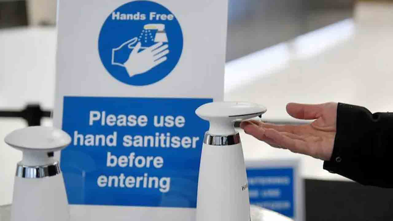 డ్రింక్స్ అనుకుని శానిటైజ‌ర్‌ తాగి అస్వ‌స్ధ‌త‌కు లోనైన అథ్లెట్లు