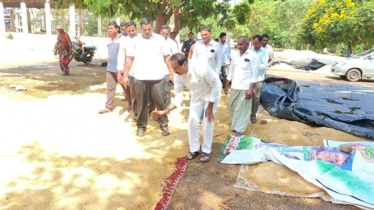 రైతులను ఆదుకునేది టీఆర్‌ఎస్‌ ప్రభుత్వమే : ఎమ్మెల్యే సంజయ్‌ కుమార్‌