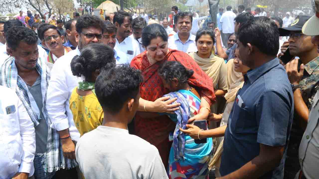 అధైర్య పడకండి అండగా ఉంటాం : మంత్రి సత్యవతి రాథోడ్