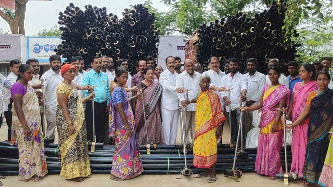 చిన్నకోడూరులో రైతులకు 1,122 స్పింక్లర్‌ పరికరాలు అందజేత