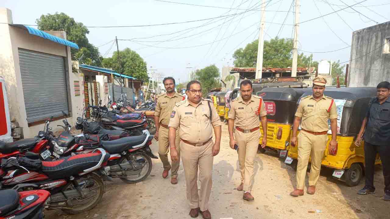 ఆదిలాబాద్ పట్టణంలో పోలీసుల కార్డన్‌ సెర్చ్‌..భారీగా వాహనాల సీజ్‌