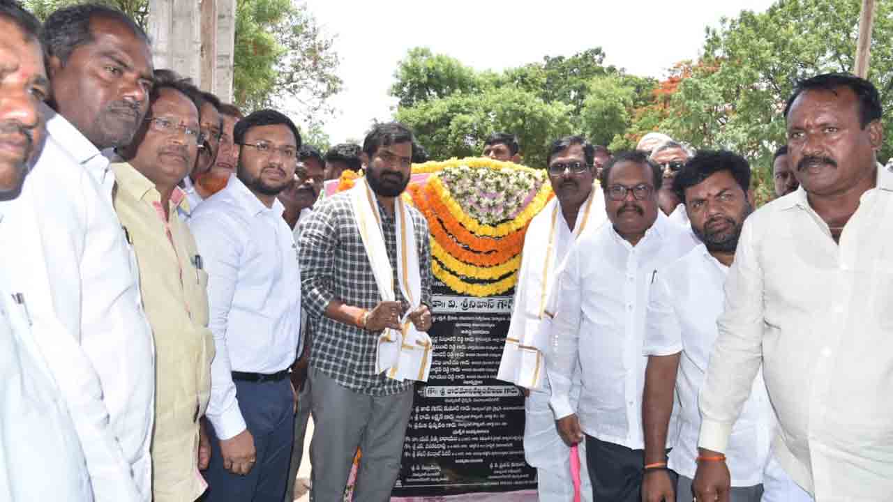 పట్టుబట్టి ప్రభుత్వ కొలువులు సాధించాలి : మంత్రి శ్రీనివాస్ గౌడ్‌