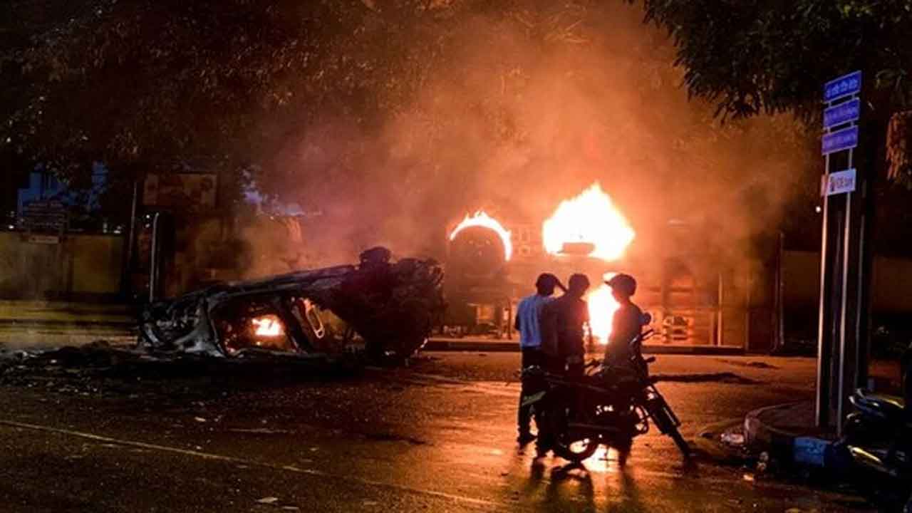 నౌకాశ్ర‌యంలో త‌ల‌దాచుకున్న శ్రీలంక మాజీ ప్ర‌ధాని