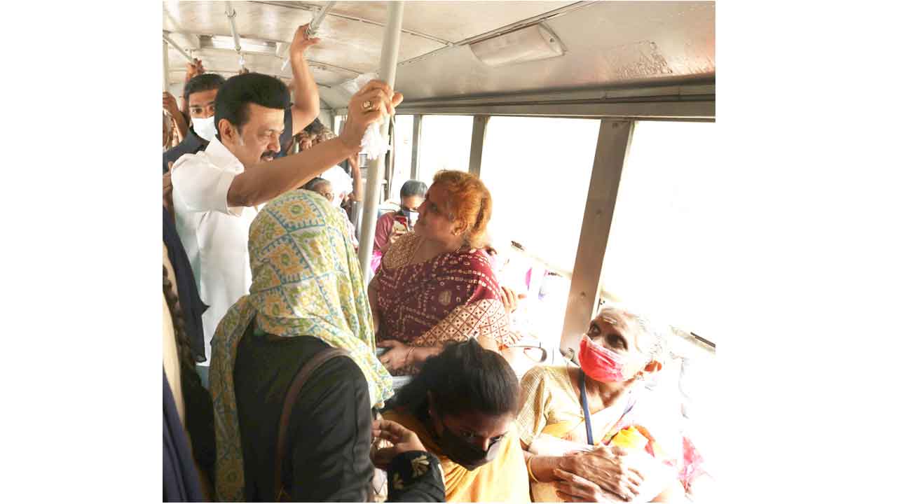 గ‌వ‌ర్న‌మెంట్ బ‌స్సులో ప్ర‌యాణించిన త‌మిళ‌నాడు సీఎం
