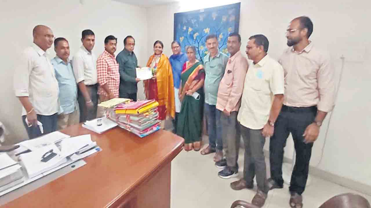 టేబుల్‌ టెన్నిస్‌లో మహిళా ఉద్యోగికి బంగారు పతకాలు