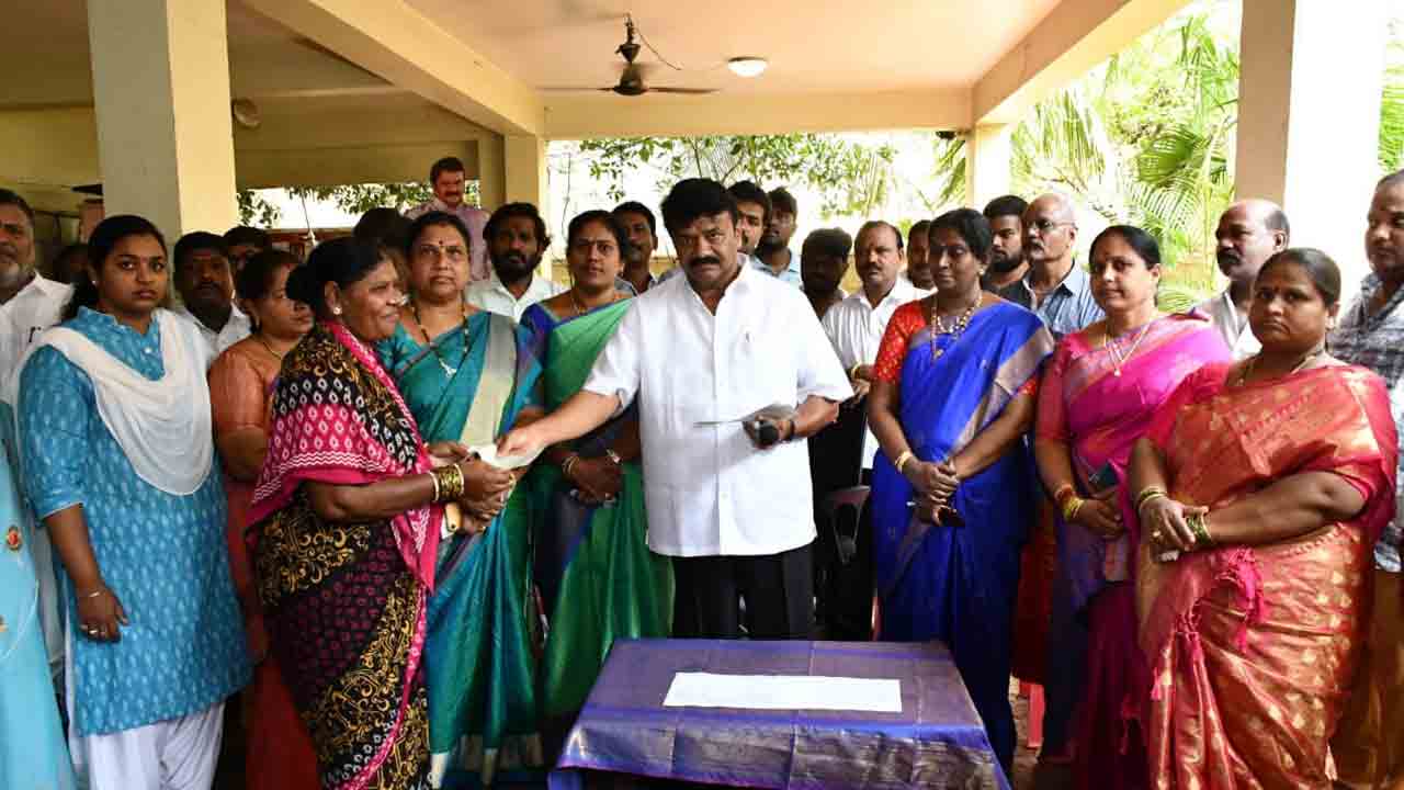 కల్యాణ లక్ష్మి చెక్కులు పంపిణీ చేసిన మంత్రి తలసాని