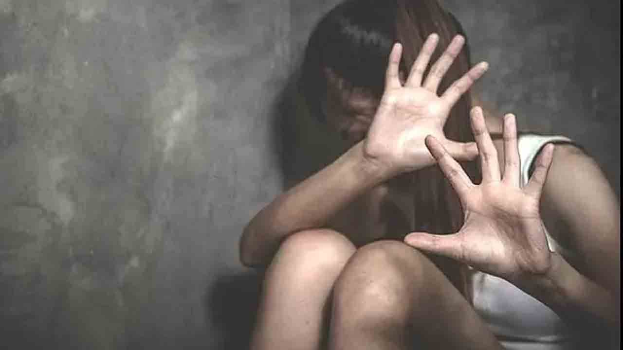 విద్యార్థినులతో ఉపాధ్యాయుడి అసభ్య ప్రవర్తన..డీఈవోకు ఫిర్యాదు