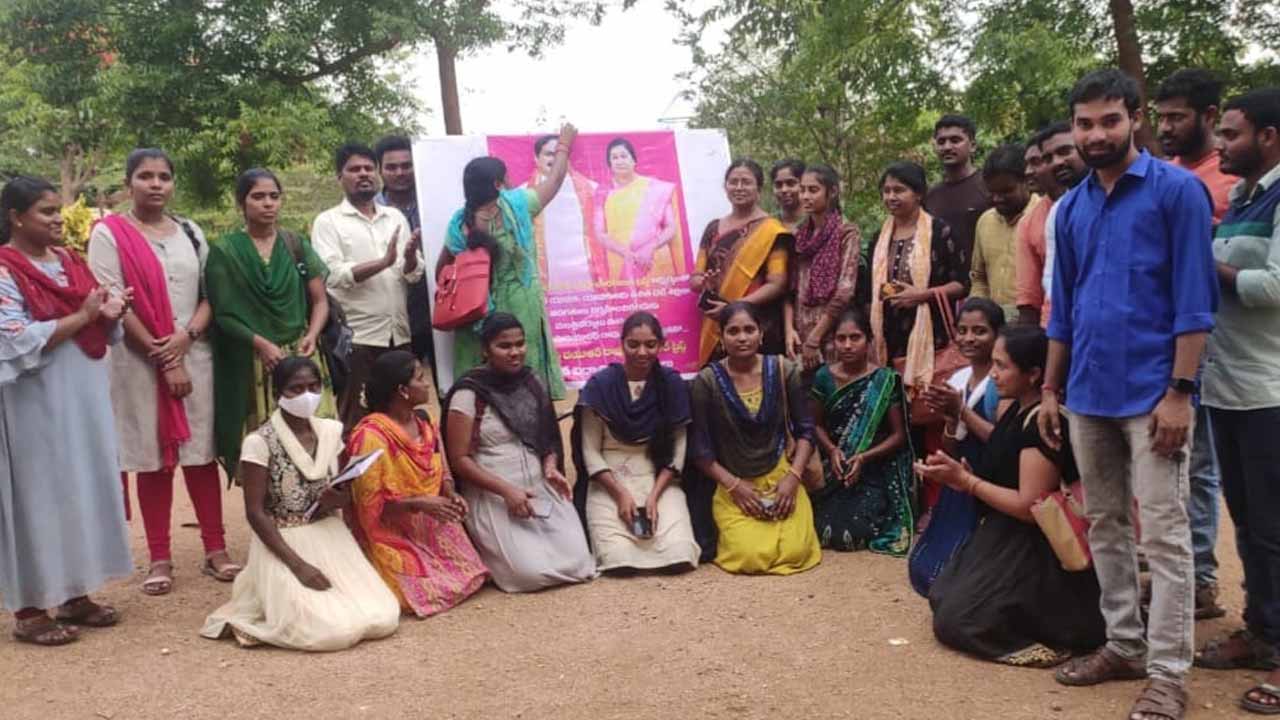 ముగిసిన టెట్ ఉచిత‌ శిక్ష‌ణ శిబిరం.. మంత్రి ఎర్ర‌బెల్లి చిత్రప‌టానికి పాలాభిషేకం