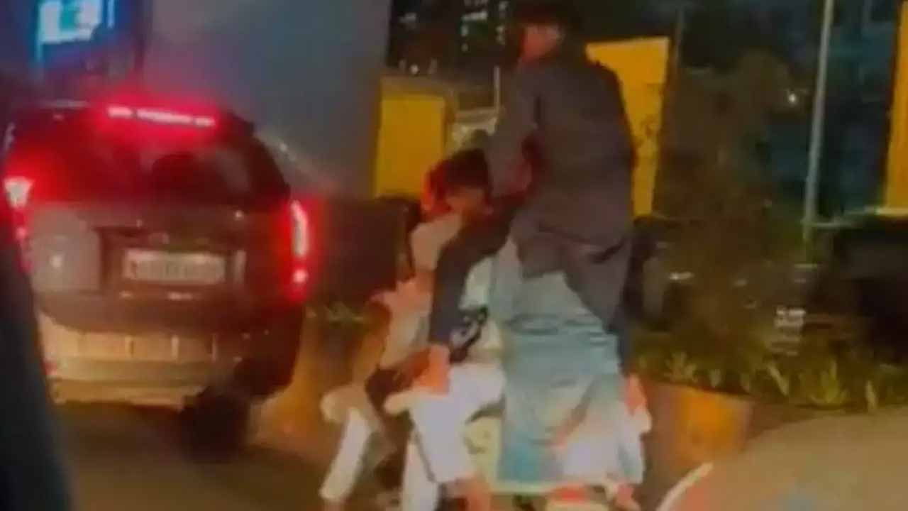 Viral video: ఒక స్కూట‌ర్‌పై ఆరుగురు..భుజాల‌పైకి ఎక్కి మ‌రీ ప్ర‌యాణం!!