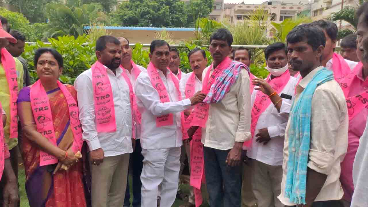 టీఆర్‌ఎస్‌లో చేరిన కాంగ్రెస్‌, బీజేపీ నాయకులు