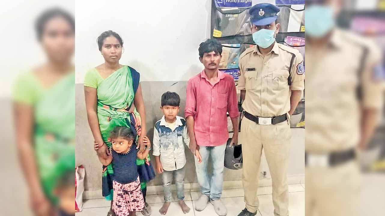 అదృశ్యమైన బాలుడిని తల్లిదండ్రులకు అప్పగించిన పోలీసులు