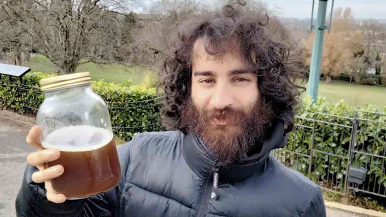 రోజూ పావు లీటరు మూత్రం తాగుతాడు… తనదే!