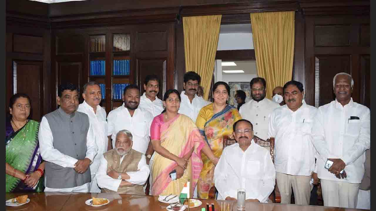 వద్దిరాజు రవి చంద్రను అభినందించిన మంత్రి ఎర్రబెల్లి