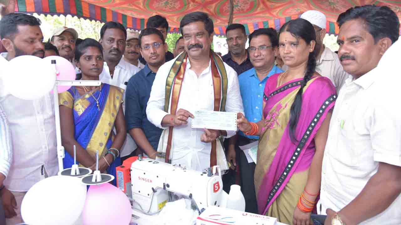 దళిత బంధుతో స్వయం సమృద్ధి సాధించాలి : మంత్రి వేముల