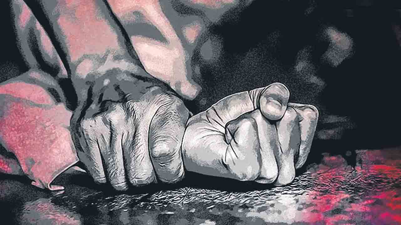 ఠాణాలోనే పోలీస్‌ లైంగికదాడి.. గ్యాంగ్‌రేప్‌పై ఫిర్యాదుకు వెళ్లితే దారుణం