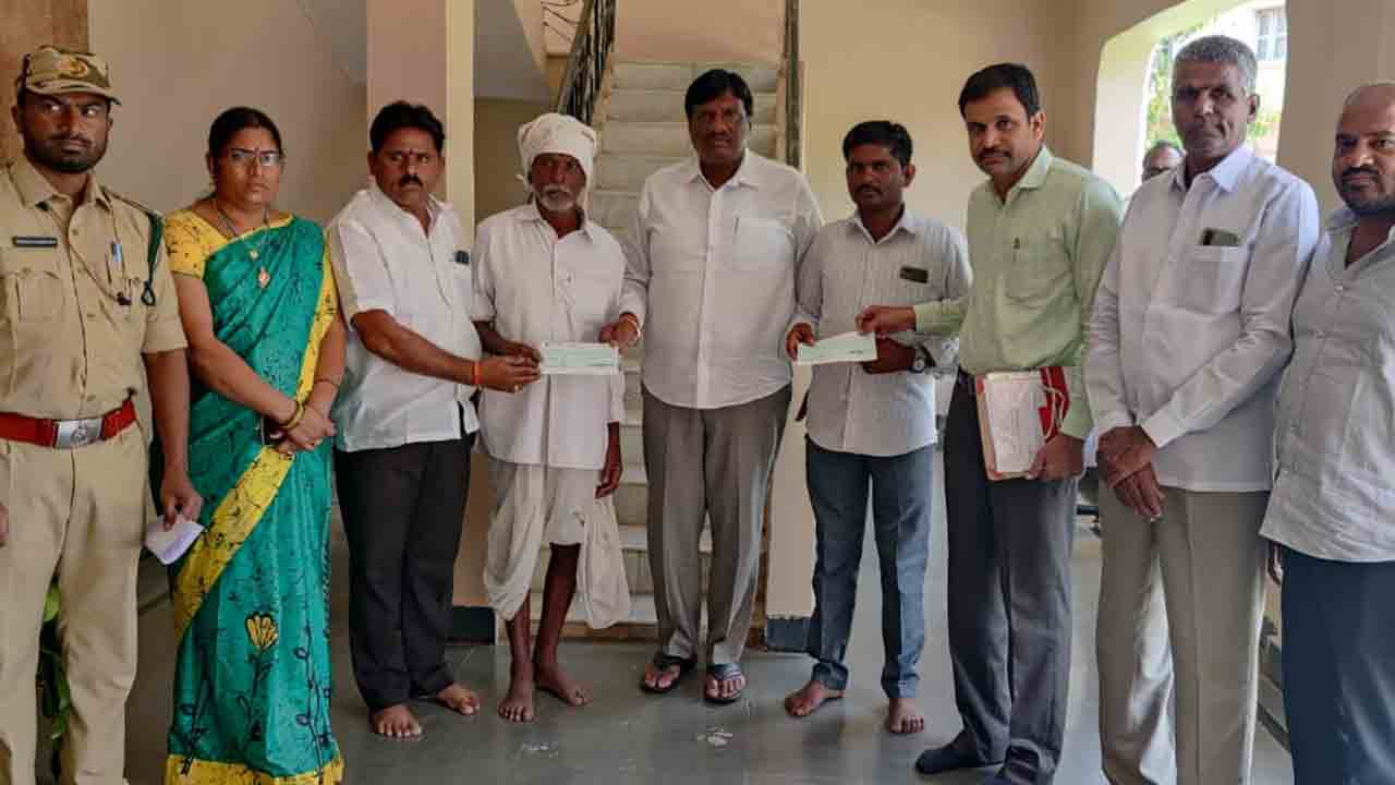 చిరుత దాడిలో పశువులు మృతి..పరిహారం అందజేసిన ఎమ్మెల్యే కొప్పుల