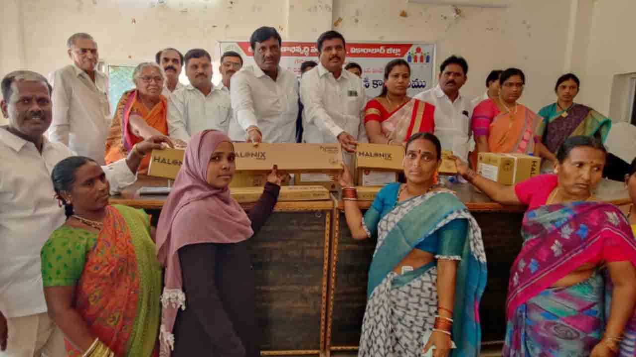 రుణాల చెల్లింపులో ముందున్న మహిళలు : ఎమ్మెల్యే  మహేశ్‌రెడ్డి