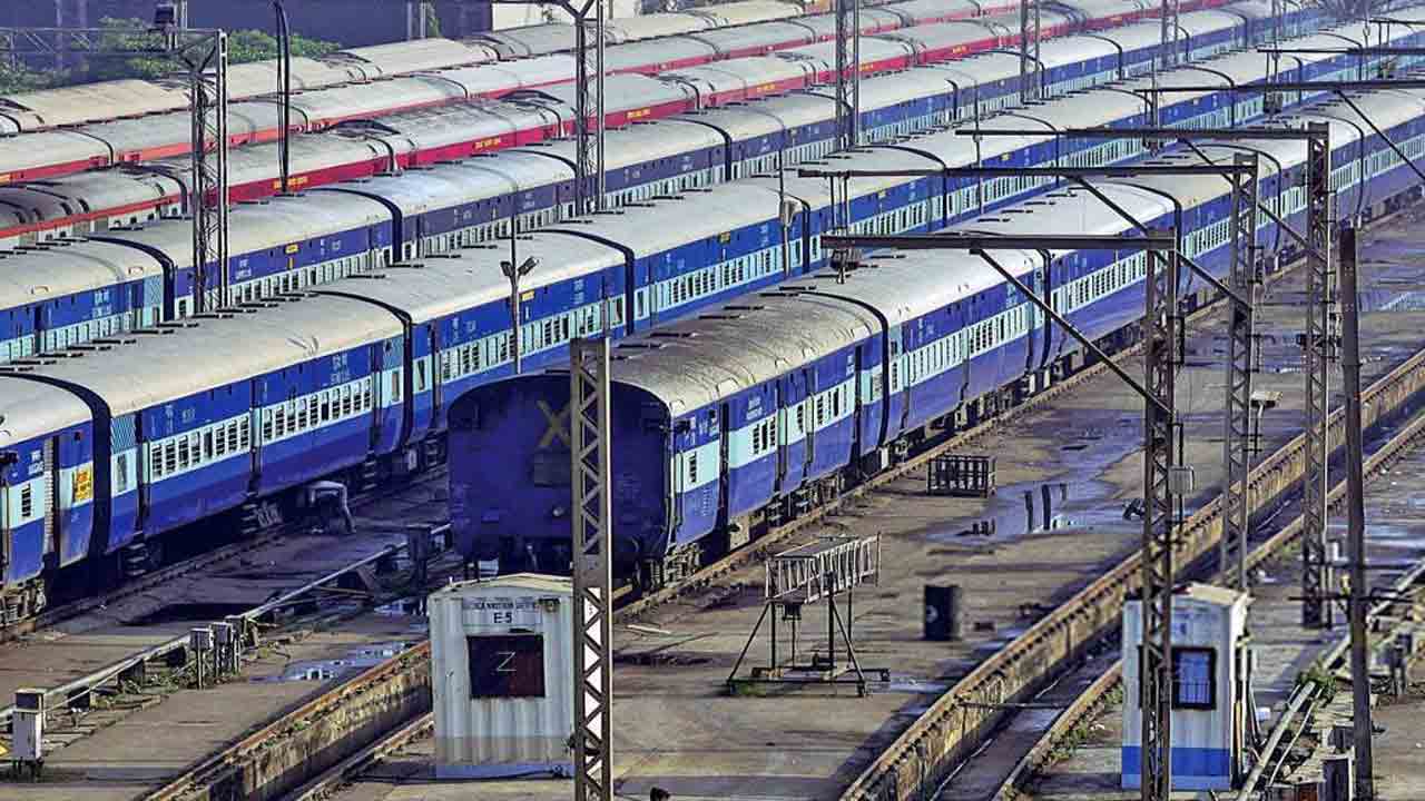 రైల్వేలో ఆరేండ్లలో 72వేల ఉద్యోగాలు రద్దు