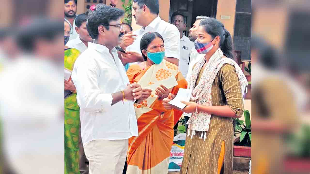 కల్యాణలక్ష్మి ఆదుకొన్నది..