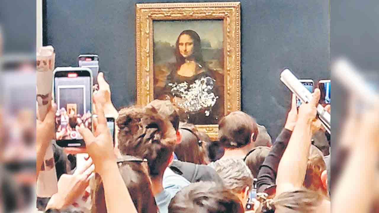 ‘మోనాలిసా’పై కేకు దాడి