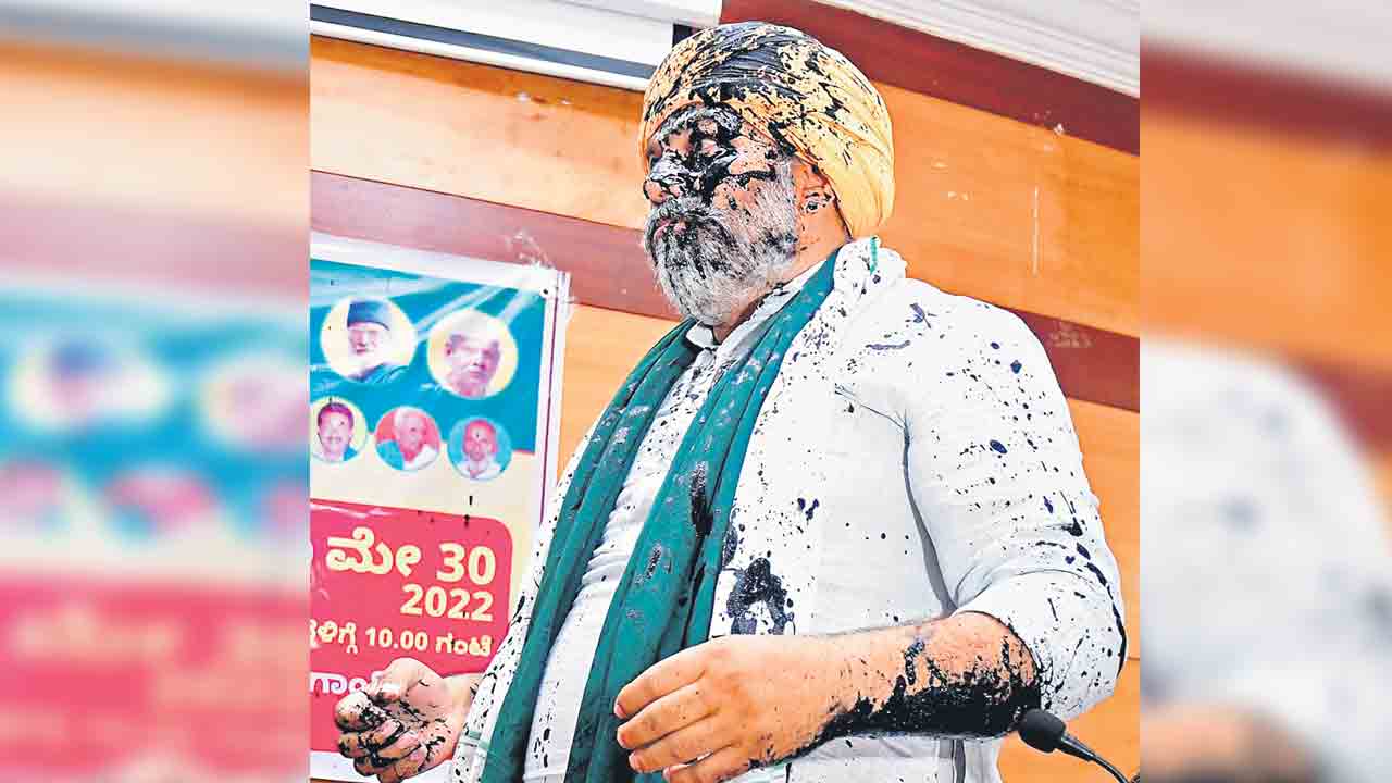 టికాయిత్‌పై సిరా దాడి